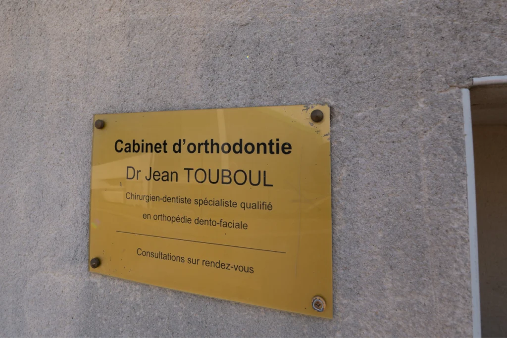 Plaque du cabinet d’orthodontie du Dr Jean Touboul à Bouillargues, près de Garons