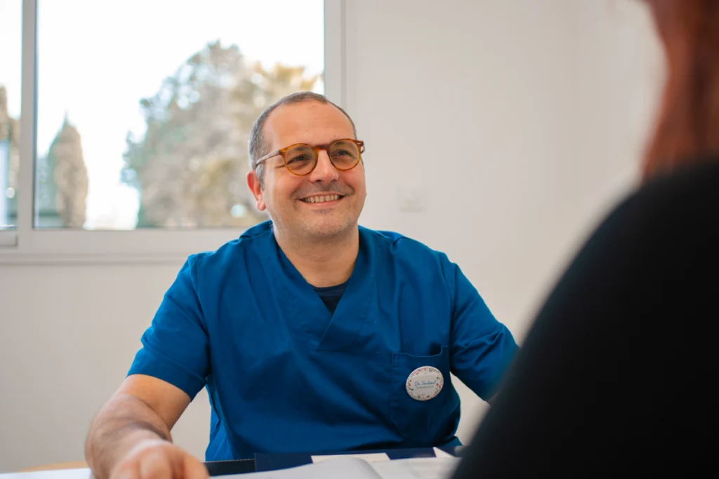 Le Dr Jean Touboul, orthodontiste près de Caissargues, dans son cabinet de Bouillargues