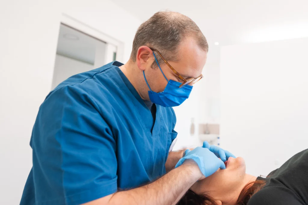 Le Dr Jean Touboul, orthodontiste près de Garons, en consultation au cabinet de Bouillargues